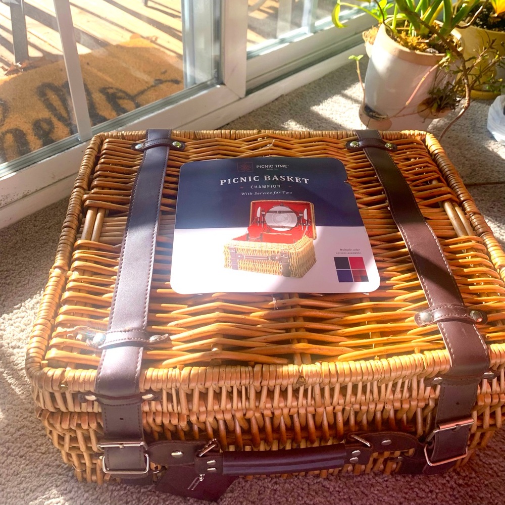 NEW Champion Picnic Basket by Picnic Time wicker picnic basket.